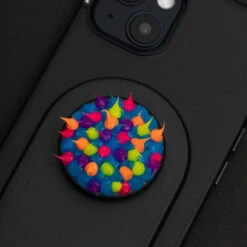 PopSockets Spiky Electric Blue 15 PopSockets Spiky Electric Blue -PopSockets Soldes PDP lifestyle spiky blue 1
