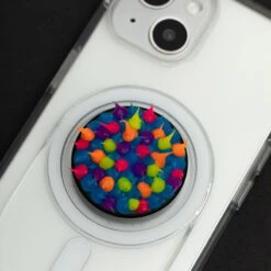 PopSockets Spiky Electric Blue 18 PopSockets Spiky Electric Blue -PopSockets Soldes PDP lifestyle spiky blue